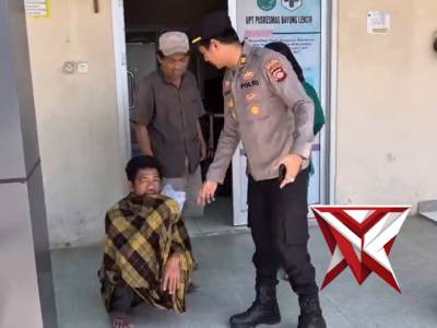 Kapolsek Bayung Lencir membawa supir mobil sumbu 3 yang sedang sakit ke puskesmas Bayung Lincir - PoliceTube