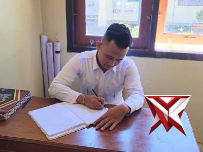 GIAT ANGGOTA SIKUM POLRES OKU SELATAN MENGISI BUKU REGISTER SIKUM