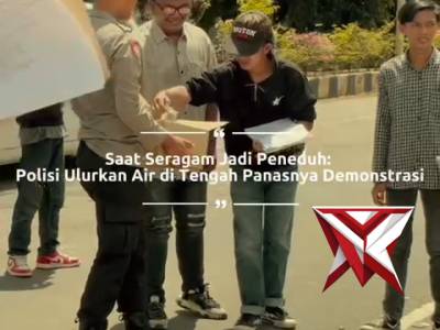 Di tengah terik dan panasnya suasana aksi, setetes kepedulian hadir menyejukkan. - PoliceTube
