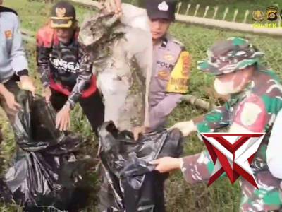 Polsek Lawang Kidul Bersama Unsur Pemerintah Gotong Royong Bersihkan Lingkungan