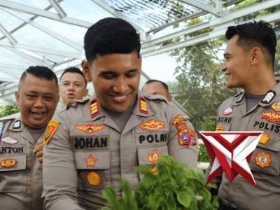 Kapolsek Koto Tangah Perkarangan Lestari dengan memanfaatkan lahan yang tidak produktif