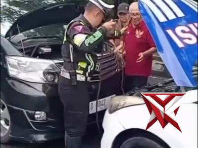 Evakuasi Kepada Masyarakat Yang mengalami Kendaraannya mogok - PoliceTube