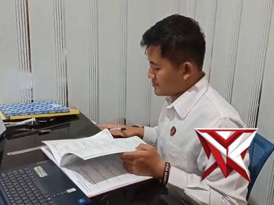 melakukan penulisan di buku register