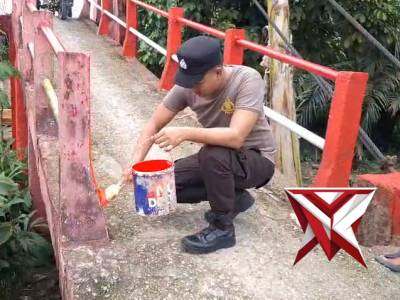 Polsek rawas ulu melakulan kegiatan Perbaikan jembatan merah putih