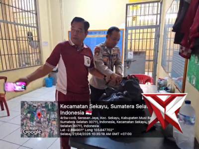 Kasat tahti dan anggota piket jaga cek barang yg di bawa keluarga besuk tahanan