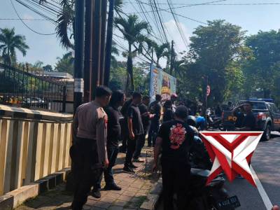 Monitoring massa yang akan bergerak ke polres malang