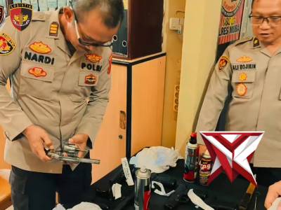 7. Baglog Polres Muba membersihkan senpi
