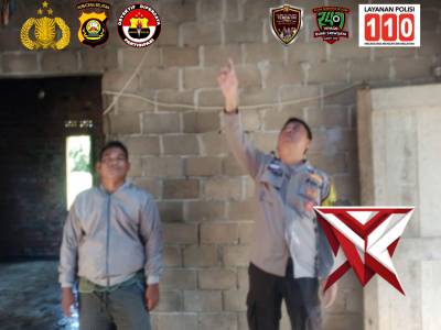 Personel Bhabinkamtibmas Polsek Lembak Mendatangi Rumah Yang Telah Terjadi Kebakaran Di Desa Binaan.