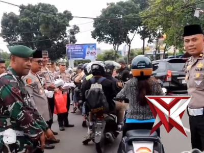 Kapolres Sukabumi Kota bagi-bagi Takjil.