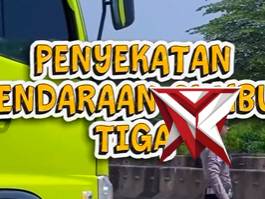 Personel Sat Lantas Polres Purwakarta melaksanakan penyekatan kendaraan sumbu tiga