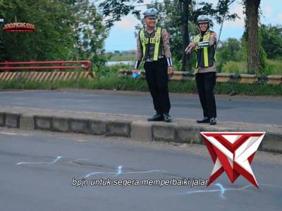 Satlantas Polres Gresik melaksanakan kegiatan patroli pada jalur trouble spot Jalan Raya Duduk Samp