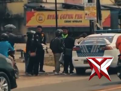 Satlantas polres ogan ilir bantu korban laka lantas - PoliceTube
