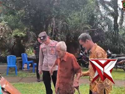 Aksi Humanis Personel Polres Musi Rawas Bantu Warga Sepuh Beribadah di Gereja