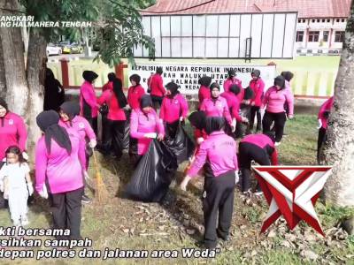 giat bakti bersama, membersihkan sampah di area jalan depan polres halmahera tengah.