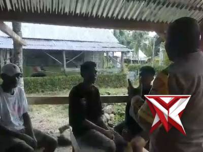 Bhabinkamtibmas memberikan himbauan kepada masyarakat negeri kariu