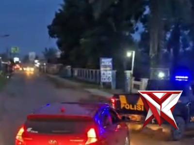 Description

Saat patroli di Jalan Musirawas-PALI, personil Polsek BTS Ulu Polres Musi Rawas Polda S