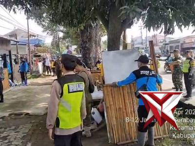 Panit Binmas Polsek Lawang Iptu Irwansyah Back up Pengamanan Penertiban bangunan liar di Kali surak - PoliceTube