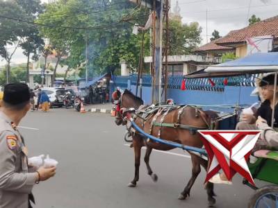 Ramadan Prima Polres Sukabumi Kota. Bagi takjil. - PoliceTube