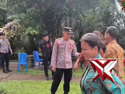 Aksi Humanis Personel Polres Musi Rawas Bantu Warga Sepuh Beribadah di Gereja