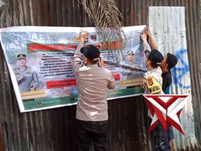 Polisi melakukan pemasangan himbauan polsek babat toman IK3