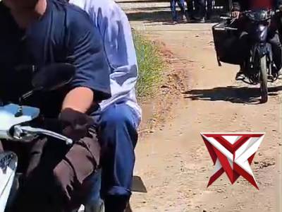 Menghalangi jalan pohon tumbang polisi bereskan - PoliceTube