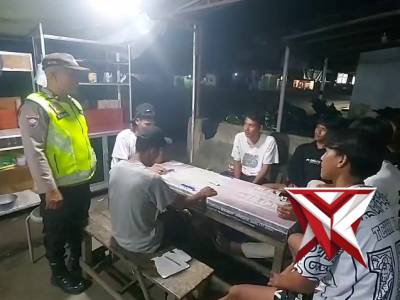 Personil Polsek Tugumulyo memberikan himbauan kamtibmas ke anak remaja