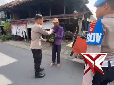 Jum'at Berkah Polres Muba kepada tukang rongsokan - PoliceTube