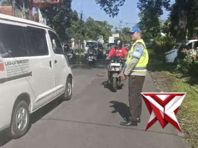 Anggota Polsek Lawang Laksanakan kegiatan pengamanan Di gereja jago Kec. Lawang