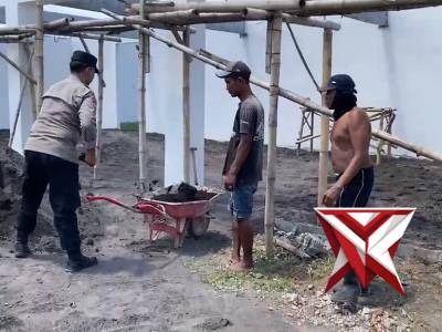 Anggota Polsek Jatiroto membantu masyarakat - PoliceTube