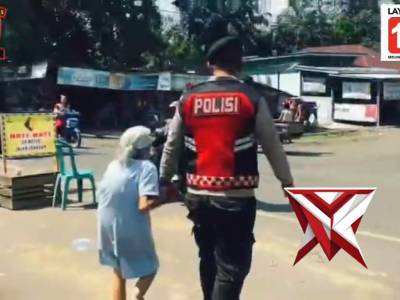 Humanis Sesuai Arahan Kapolda Sumsel,  Unit Patroli Polsek Ma Beliti Polres Musi Rawas Bantu Lansia