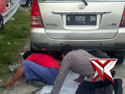 RESPON CEPAT POLRES NGAWI BANTU MOBIL PEMUDIK YANG BERMASALAH - PoliceTube
