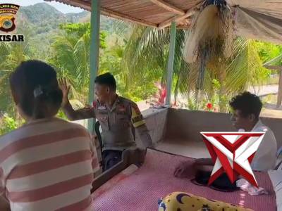 Bhabinkamtibmas Polsek Kisar melaksanakan giat sambang Kamtibmas pada rumah warga ? - PoliceTube