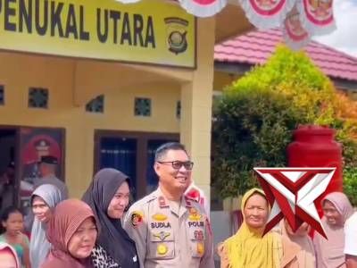 KEGIATAN POLSEK PENUKAL UTARA DALAM MENYAPA MASYARAKAT DAN PEMBAGIAN BANSOS - PoliceTube
