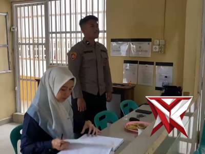 Kasat Tahti mengecek dan menanda tangani buku mutasi piket tahanan