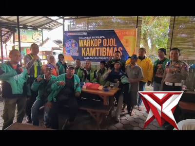 Ngopi santai, ngobrol penuh makna. Personel Satlantas Polres Madiun hadir menyapa para driver ojol d - PoliceTube