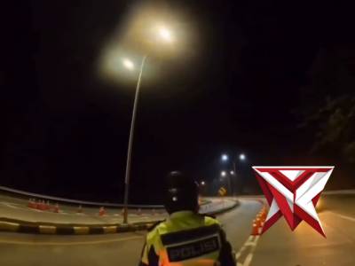 Gerak cepat Satlantas Polres Subang mengawal kendaraan derek menuju lokasi guna membantu pengendara