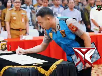 Kapolda Sumatera Selatan Irjen Pol Dr. Sandi Nugroho memimpin upacara pengambilan sumpah dan penanda - PoliceTube