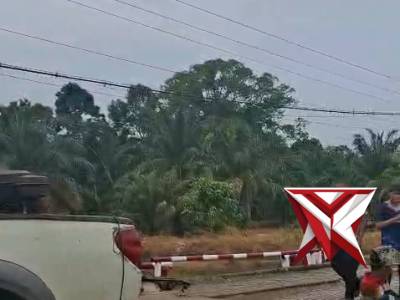 12 Personel Polsekbtsulu melakukan pengaturan lalu lintas saat ada perbaikan jalan