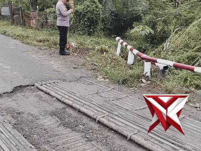 (07) anggota Polsek BTS ulu polres Musi Rawas memberikan polisline ditempat yang rawanlaka