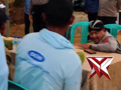 Pilih Tongkol Besar atau Bijinya Besar ?? ( Mbah Condro Ngariung dengan Petani Jagung)