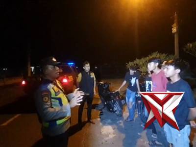 anggota polsek belitang III memberikan arahan kepada masyarakat terkait kamtibmas