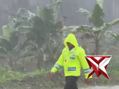 Anggota  polri siap melayani masyarakat