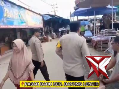 Patroli jalan kaki anggota Polsek Bayung Lencir serta memberikan imbauan kepada masyarakat - PoliceTube