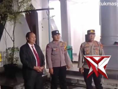 Pengamanan kegiatan misa suci malam paskah Polsek Tugumulyo Polres Musi Rawas - Polda Sumsel - PoliceTube