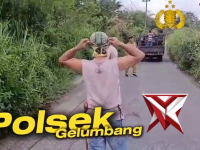 Kanit Binmas dan Bhabinkamtibmas Polsek Gelumbang bersama dengan masyarakat Gelumbang Gotong royong - PoliceTube