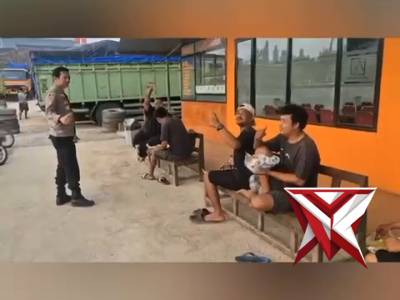 Kapolsek Bayung Lencir mentraktir para sopir sumbu 3 yang ada di pengantongan parkir