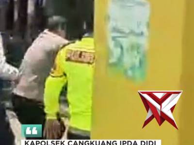 Kapolsek Cangkuang Polresta Bandung Ipda Didi Dwi Purnomo, S.AP., CPHR., bantu dorong mobil yang ter - PoliceTube