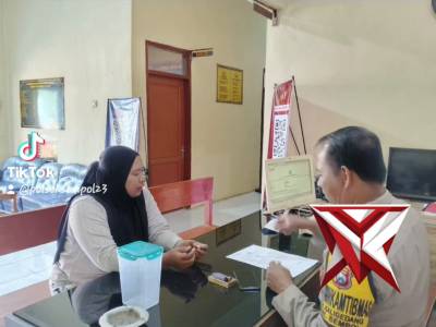 Anggota Polsek Sempol Tunjukkan Pelayanan Prima kepada Warga