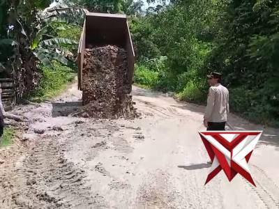 Polri bersama masyarakat perbaiki jalan