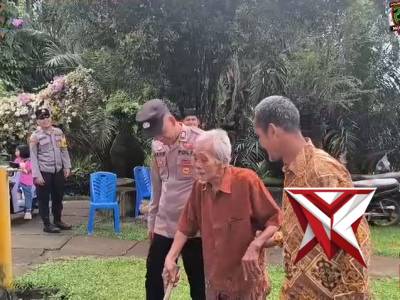 Aksi Humanis Personel Polres Musi Rawas Bantu Warga Sepuh Beribadah di Gereja